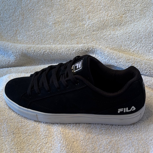 NWOT-Fila Classic Black and White Sneakers - Picture 4 of 11